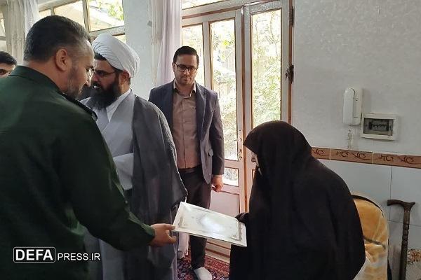 حضور در کنار خانواده شهدا بزرگترین درس ایثار را به جامعه منتقل می‌کند