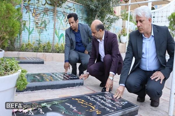 معاون آموزش متوسطه وزیر آموزش و پرورش به سردار شهید حاج «قاسم سلیمانی» ادای احترام کرد+تصاویر