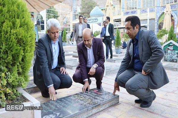 معاون آموزش متوسطه وزیر آموزش و پرورش به سردار شهید حاج «قاسم سلیمانی» ادای احترام کرد+تصاویر