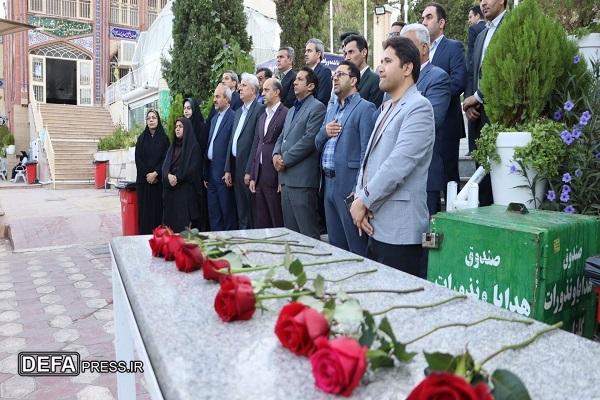 معاون آموزش متوسطه وزیر آموزش و پرورش به سردار شهید حاج «قاسم سلیمانی» ادای احترام کرد+تصاویر