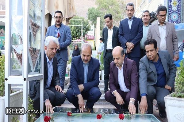 معاون آموزش متوسطه وزیر آموزش و پرورش به سردار شهید حاج «قاسم سلیمانی» ادای احترام کرد+تصاویر