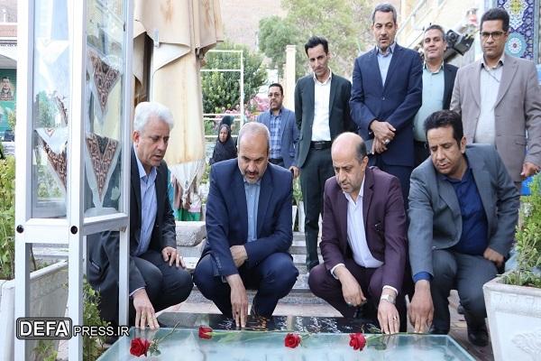 معاون آموزش متوسطه وزیر آموزش و پرورش به سردار شهید حاج «قاسم سلیمانی» ادای احترام کرد+تصاویر