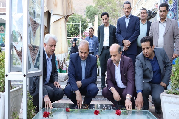 معاون آموزش متوسطه وزیر آموزش و پرورش به سردار شهید حاج «قاسم سلیمانی» ادای احترام کرد+تصاویر