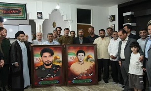 نماینده ولی‌فقیه در لرستان با خانواده شهید «آقایی» دیدار کرد