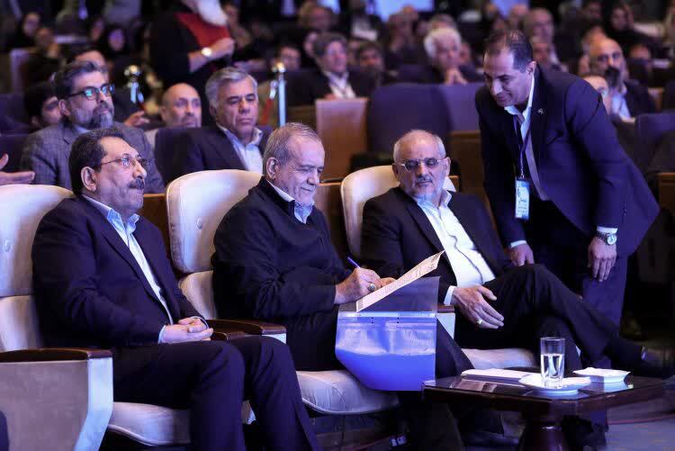 تجلیل از ۴ واحد صنعتی نمونه و یک پیشکسوت صنعتی برگزیده ملی از استان با حضور رییس جمهور و استاندار آذربایجان شرقی