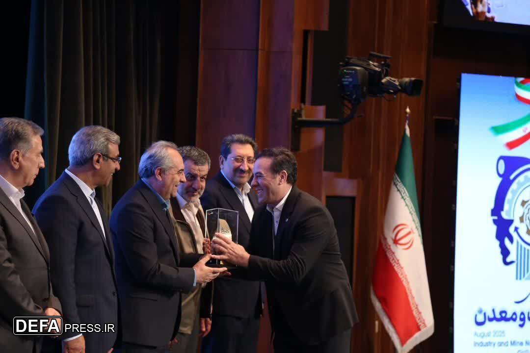 تجلیل از ۴ واحد صنعتی نمونه و یک پیشکسوت صنعتی برگزیده ملی از استان با حضور رییس جمهور و استاندار آذربایجان شرقی