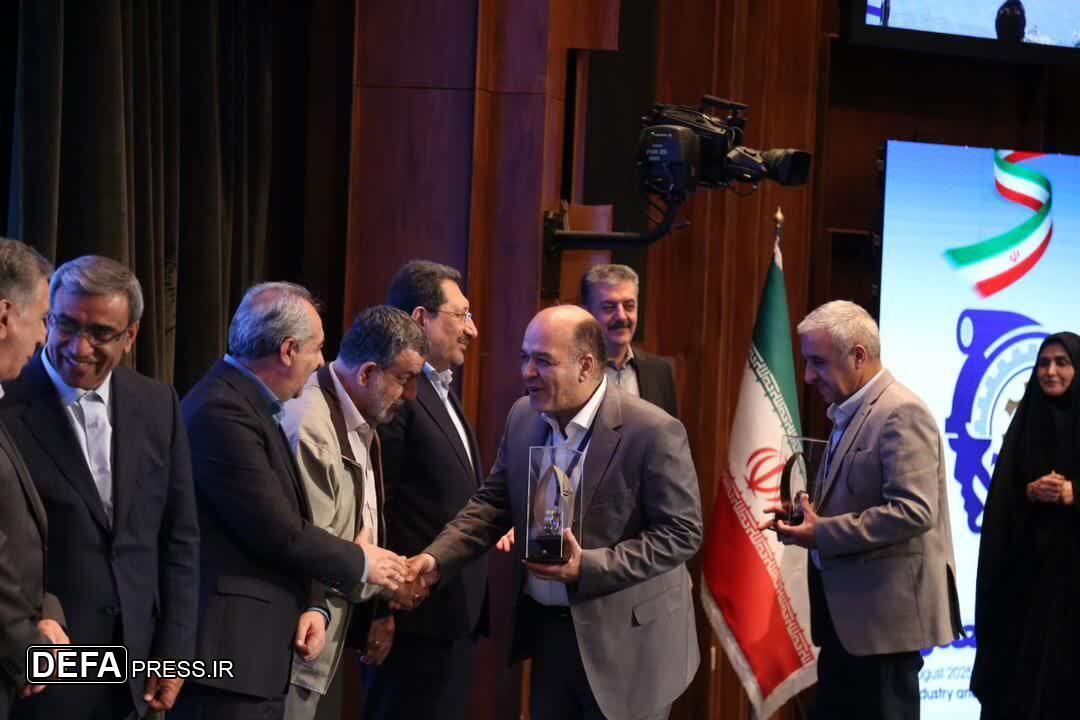 تجلیل از ۴ واحد صنعتی نمونه و یک پیشکسوت صنعتی برگزیده ملی از استان با حضور رییس جمهور و استاندار آذربایجان شرقی