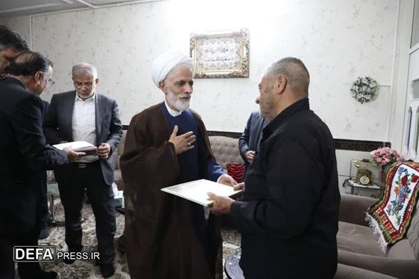 دیدار معاون حقوقی رئیس‌جمهور و مسئولان البرز با خانواده شهید اقتدار حسین قربانی