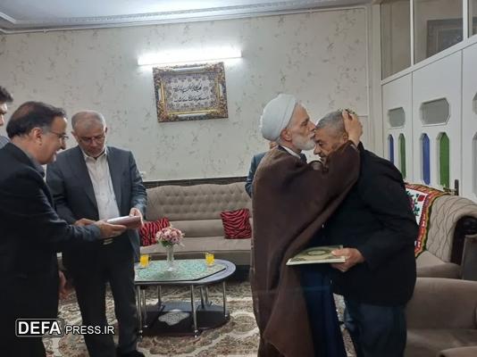 دیدار معاون حقوقی رئیس‌جمهور و مسئولان البرز با خانواده شهید اقتدار حسین قربانی