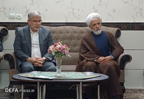 دیدار معاون حقوقی رئیس‌جمهور و مسئولان البرز با خانواده شهید اقتدار حسین قربانی