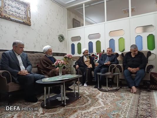 دیدار معاون حقوقی رئیس‌جمهور و مسئولان البرز با خانواده شهید اقتدار حسین قربانی
