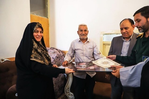 خانواده شهدا سرمایه کشورند