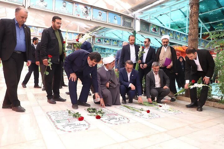 ادای احترام معاون رئیس‌جمهور به مقام شهدا در قم