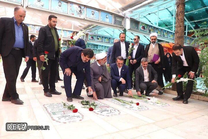 ادای احترام معاون رئیس‌جمهور به مقام شهدا در قم