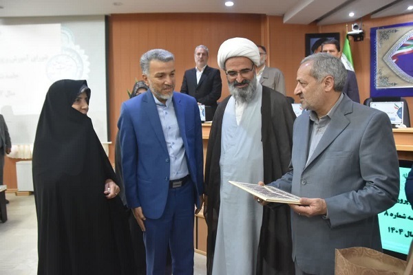 تجلیل وزیر آموزش و پرورش از خانواده‌های دو شهید فرهنگی و دانش‌آموز در سمنان
