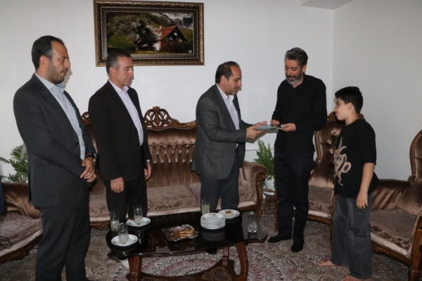 دیدار معاون سیاسی و اجتماعی استاندار با خانواده معظم شهدا