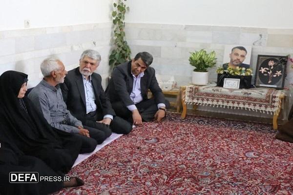 وزیر فرهنگ و ارشاد اسلامی با خانواده شهید «بنی‌اسد آزاد» در بافت دیدار کرد