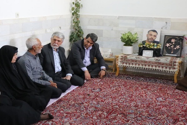 وزیر فرهنگ و ارشاد اسلامی با خانواده شهید «بنی‌اسد آزاد» در بافت دیدار کرد