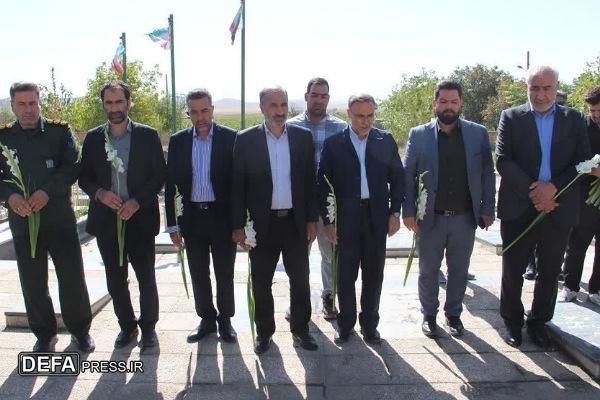 تجدید میثاق فرماندار ملایر با آرمان‌های شهدای روستای دهنو علی‌آباد + تصاویر