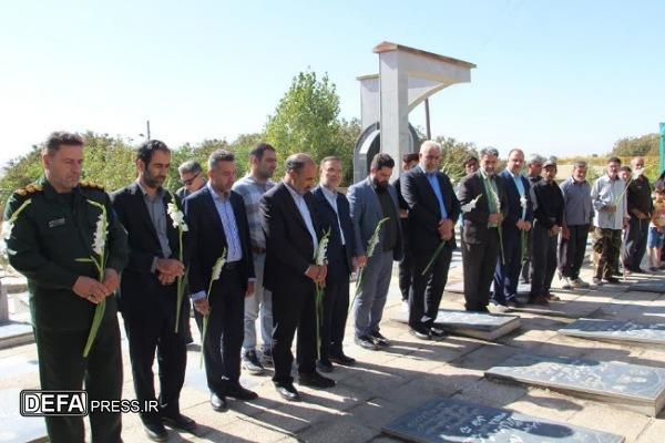 تجدید میثاق فرماندار ملایر با آرمان‌های شهدای روستای دهنو علی‌آباد + تصاویر