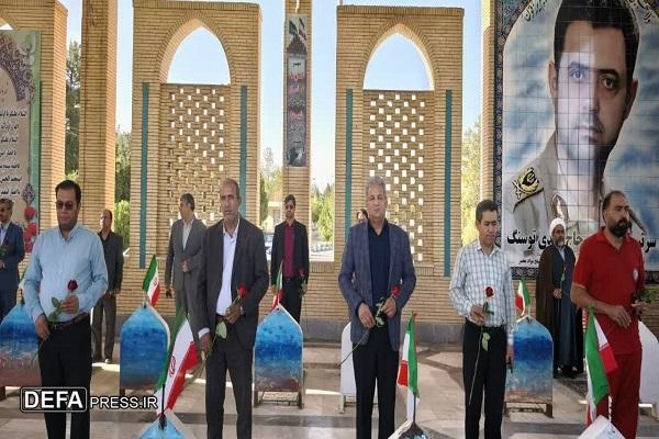 قبور مطهر شهدای ماهان گلباران شد+تصاویر