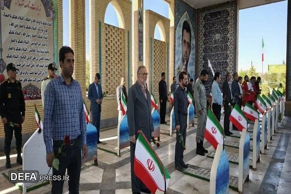 قبور مطهر شهدای ماهان گلباران شد+تصاویر