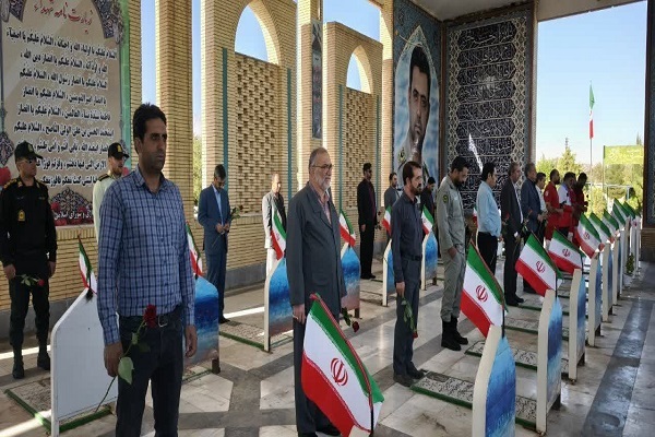 قبور مطهر شهدای ماهان گلباران شد+تصاویر