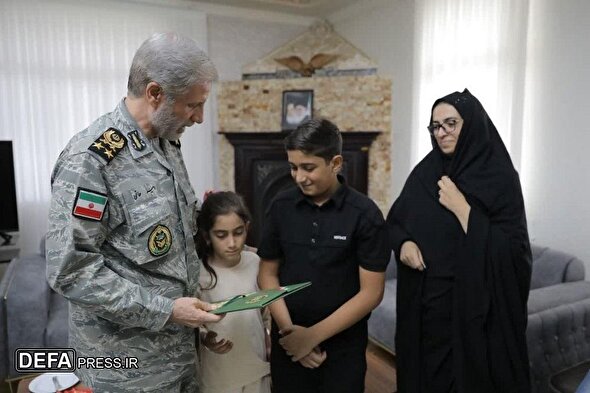 دیدار سرلشکر حاتمی با خانواده شهدای ارتش در جنگ ۱۲ روزه
