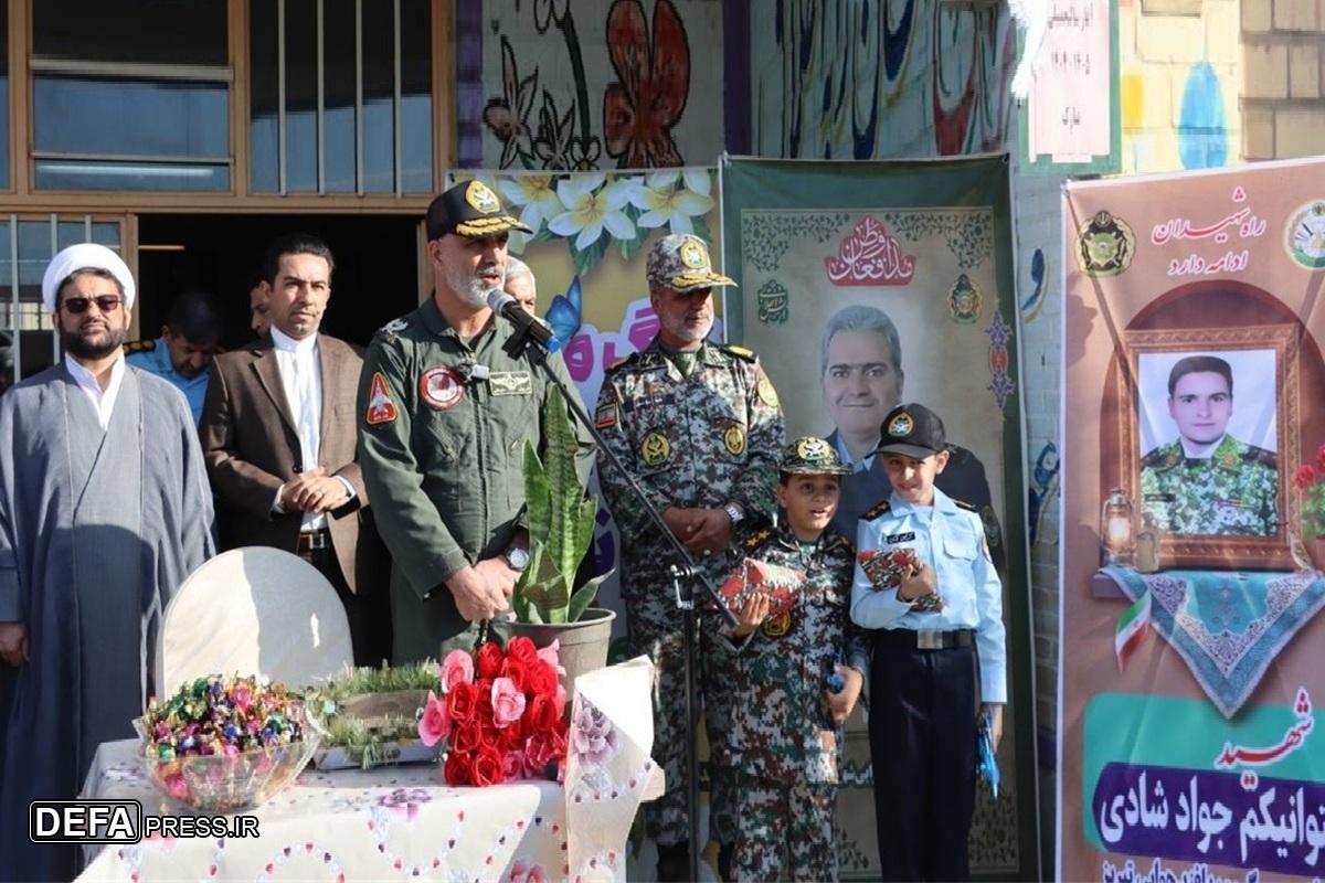 مراسم آغاز سال تحصیلی جدید در پایگاه هوایی شهید فکوری با فرزند دو شهید برگزار شد