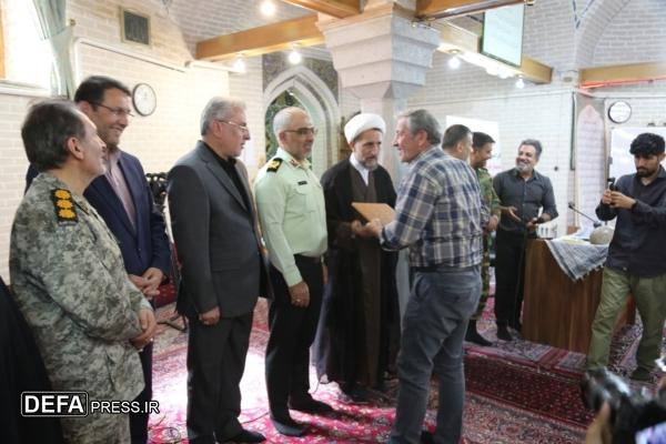 تجلیل از خانواده شهدای مقاومت در مراسم گرامیداشت هفته دفاع مقدس در قزوین