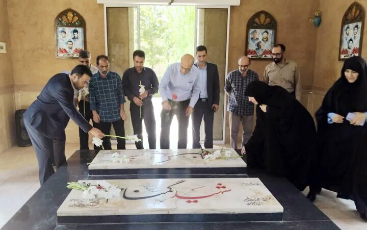 گلباران و عطرافشانی مزار شهدای گمنام دانشکده علوم قرآنی شیراز