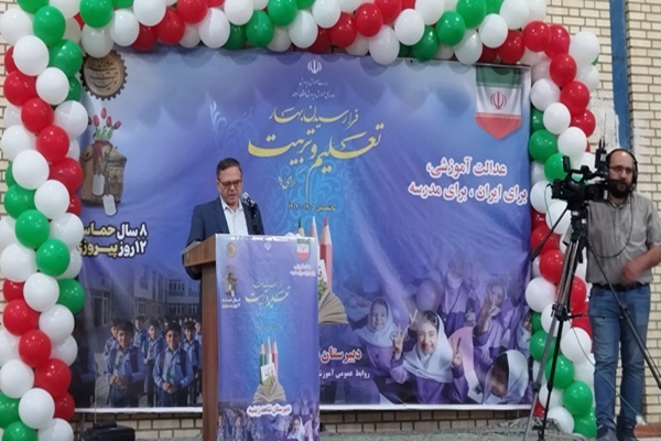 استاندار زنجان: دانش‌آموزان وارثان نسل ایثار هستند