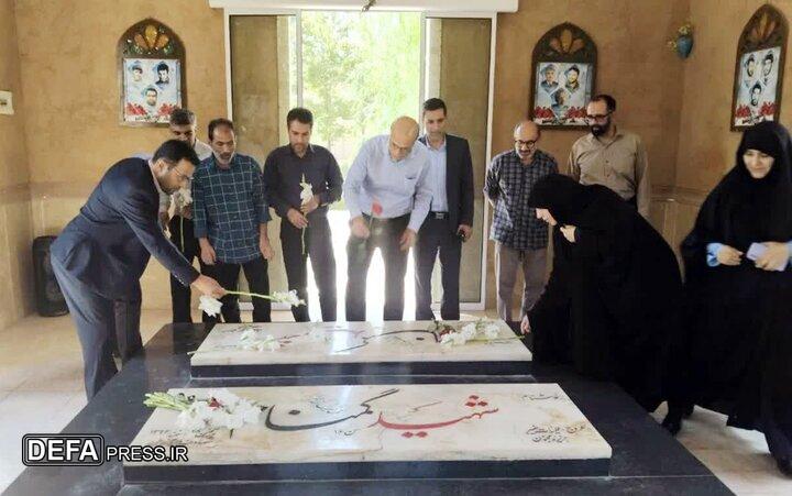 گلباران و عطرافشانی مزار شهدای گمنام دانشکده علوم قرآنی شیراز