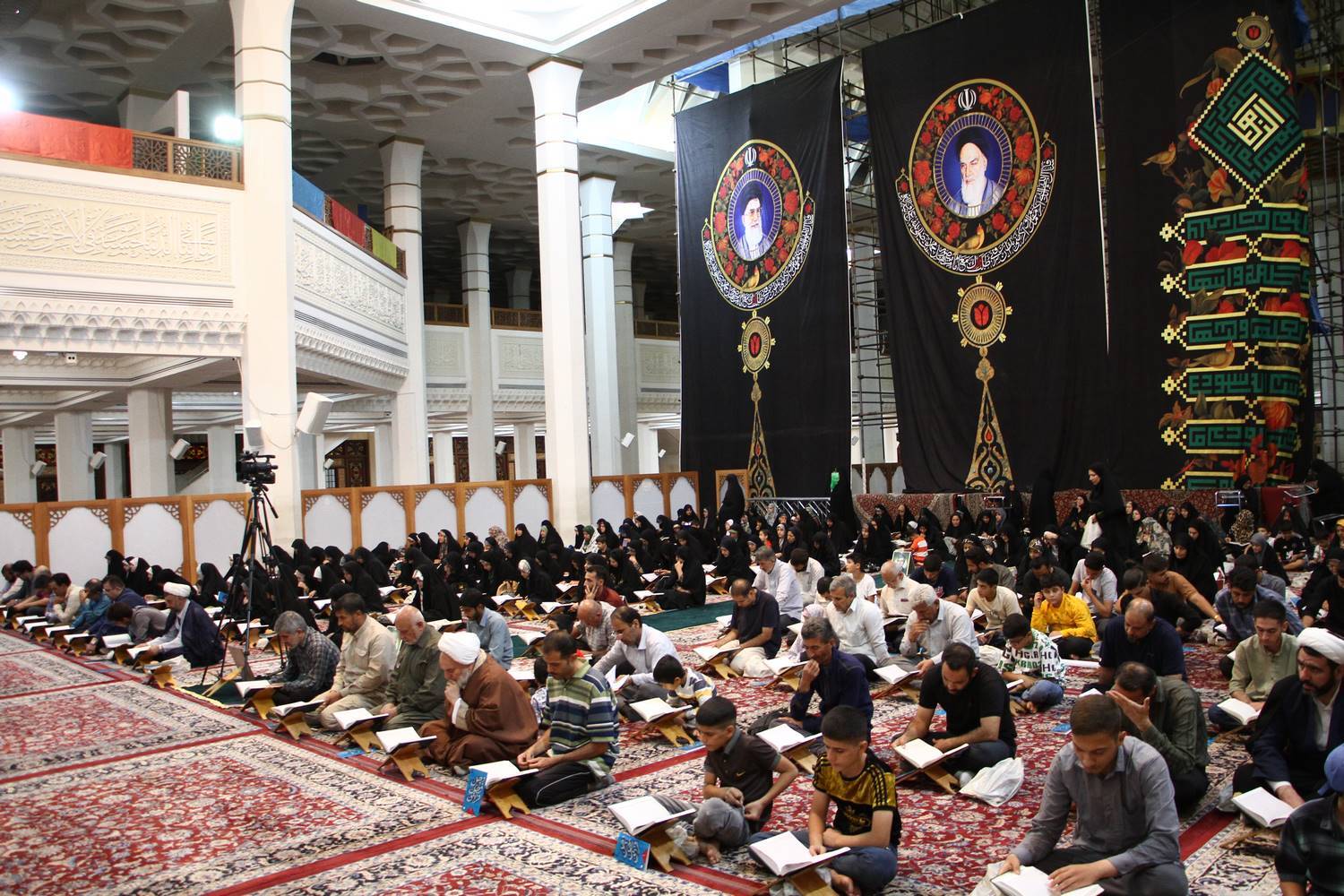 تصاویر/ محفل انس با قرآن کریم در حرم شاهچراغ؛ گرامی‌داشت هفته دفاع مقدس