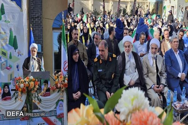 کسانی که به مقام انسانیت احترام نمی‌گذارند نمی‌توانند در مسیر رشد جامعه قدم بردارند