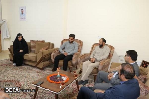 مسئولان ورزش و جوانان کرمان با خانواده شهید «عباس اسحاقی» دیدار کردند+تصاویر