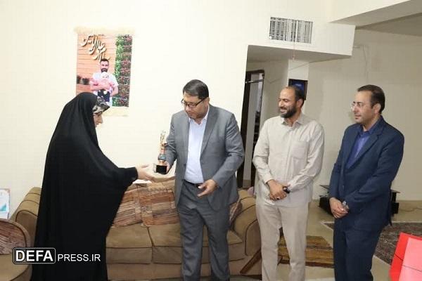 مسئولان ورزش و جوانان کرمان با خانواده شهید «عباس اسحاقی» دیدار کردند+تصاویر
