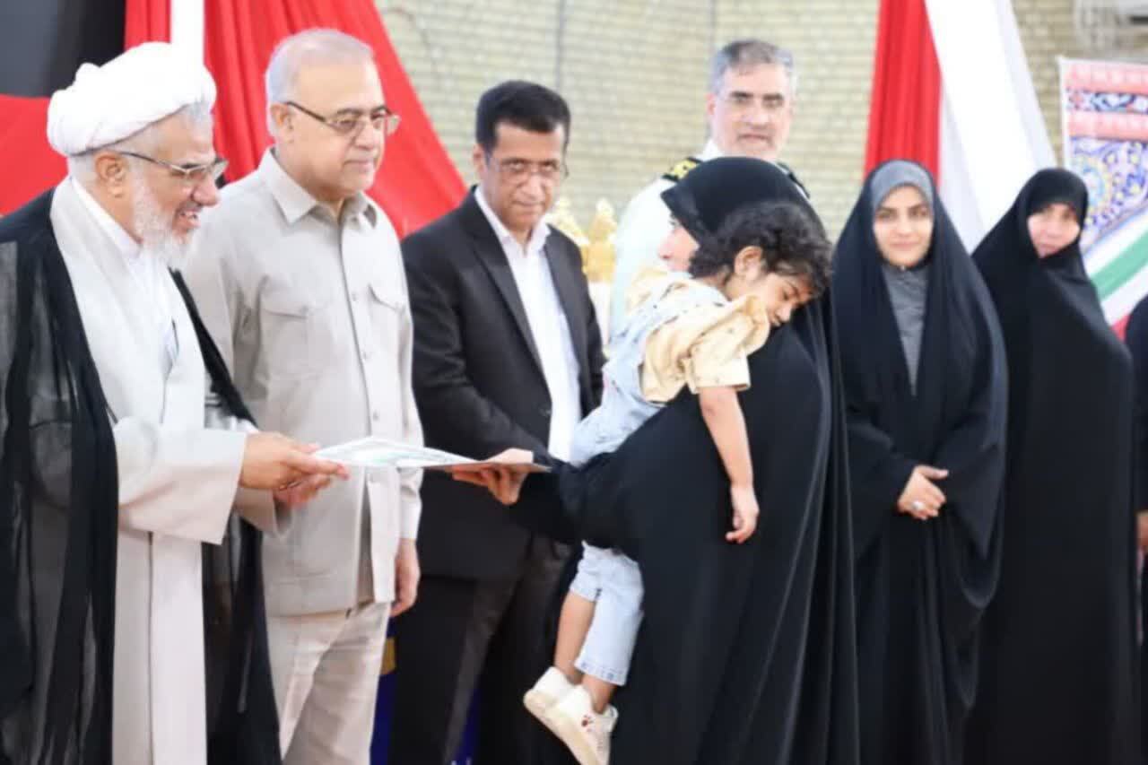 تقدیر از خانواده شهید آذربادگان در آیین آغاز سال تحصیلی در بندرعباس