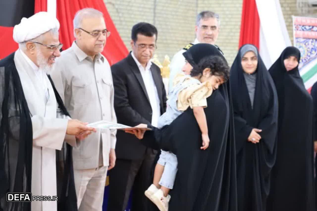 تقدیر از خانواده شهید آذربادگان در آیین آغاز سال تحصیلی در بندرعباس