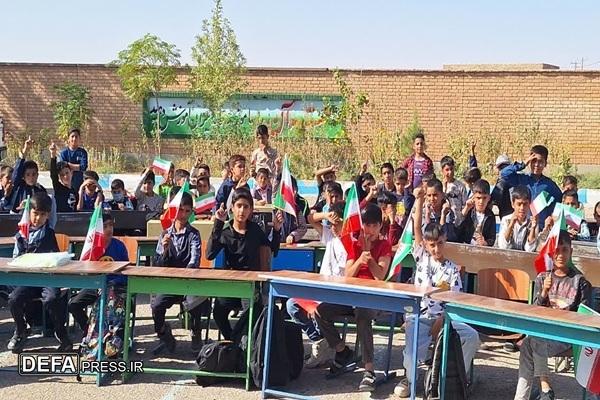 اهدای ۱۰۰۰ بسته نوشت‌افزار به دانش‌آموزان مرزنشین تربت جام توسط نیروی زمینی سپاه پاسداران+ تصاویر