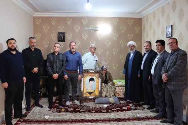 دیدار شهردار و امام جمعه ماهدشت با جانبازان و خانواده‌های شهدا