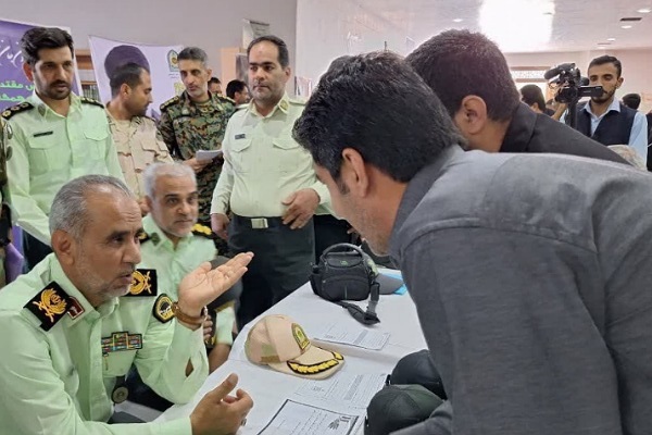 تصاویر/ برگزاری میز خدمت و چادر سلامت وارائه خدمات مشاوره در حاشیه مراسم نماز جمعه شهرستان بیرجند