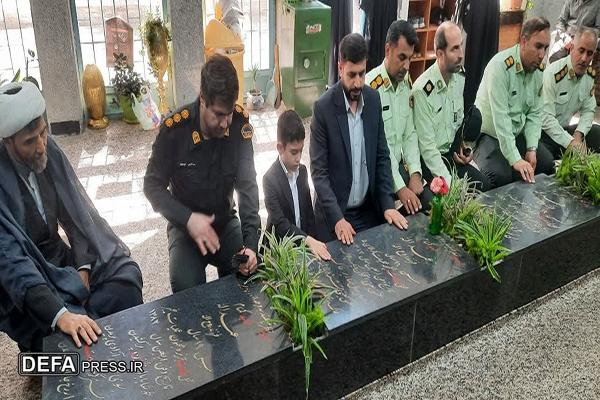 حضور فرمانده انتظامی ساوجبلاغ در جوار گلزار شهدای گمنام هشتگرد در نخستین روز هفته فراجا