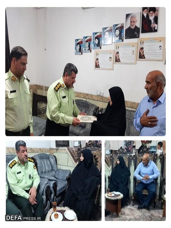 جانشین فرماندهی انتظامی کرمان با مادر سه شهید «محمدجواد، احمد و قاسم حمزه‌پور» دیدار کرد