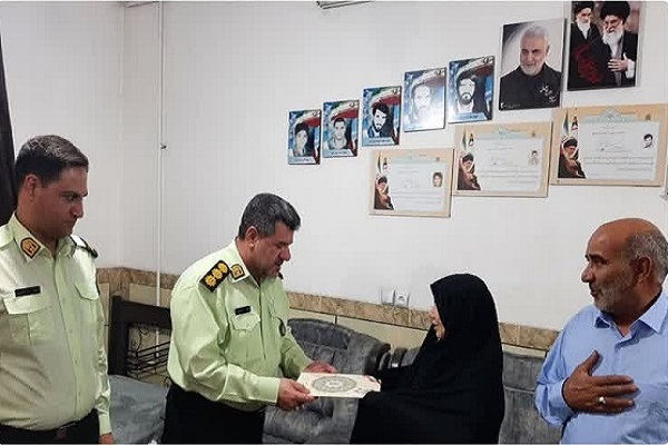 جانشین فرماندهی انتظامی کرمان با مادر سه شهید «محمدجواد، احمد و قاسم حمزه‌پور» دیدار کرد