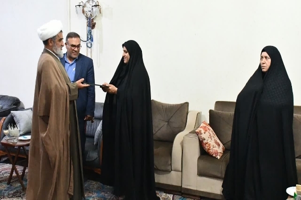 تجلیل نماینده ولی فقیه در سپاه فتح از خانواده شهدا+ تصاویر