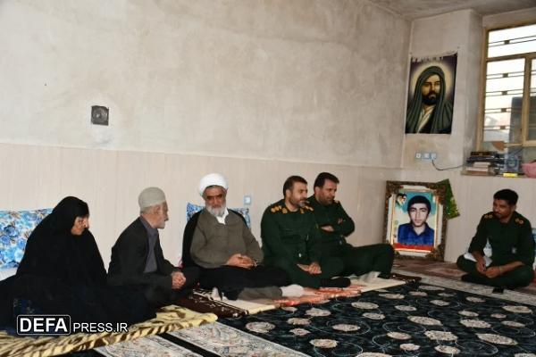 تجلیل نماینده ولی فقیه در سپاه فتح از خانواده شهدا+ تصاویر