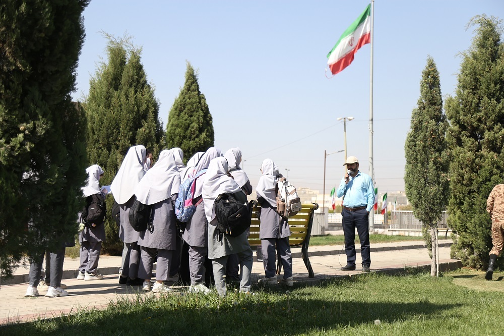 تصاویر/ بازدید دانش آموزان دبیرستان دوره اول حضرت زهرا اراک از مرکز فرهنگی و موزه دفاع مقدس و مقاومت استان مرکزی