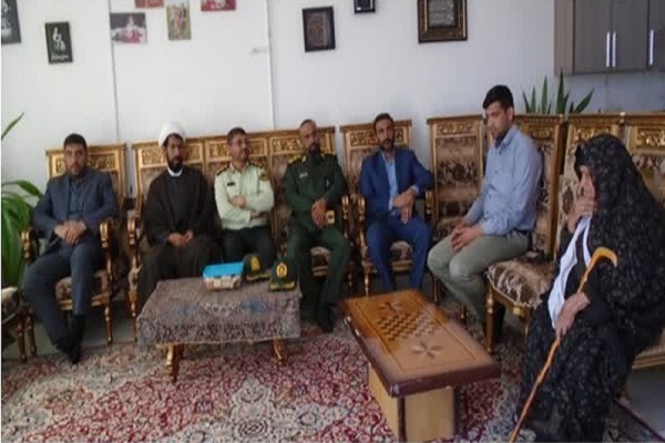 دیدار فرمانده انتظامی بردسیر با خانواده شهید «عبدالله اناری مومن آبادی»