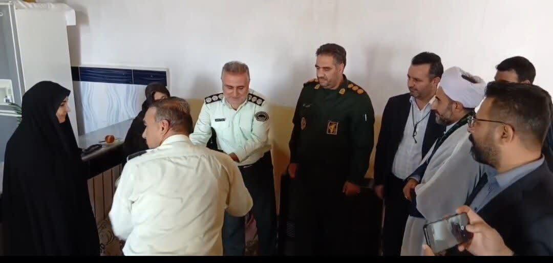 دیدار مسئولین شهرستان باروق با خانواده معظم شهدا